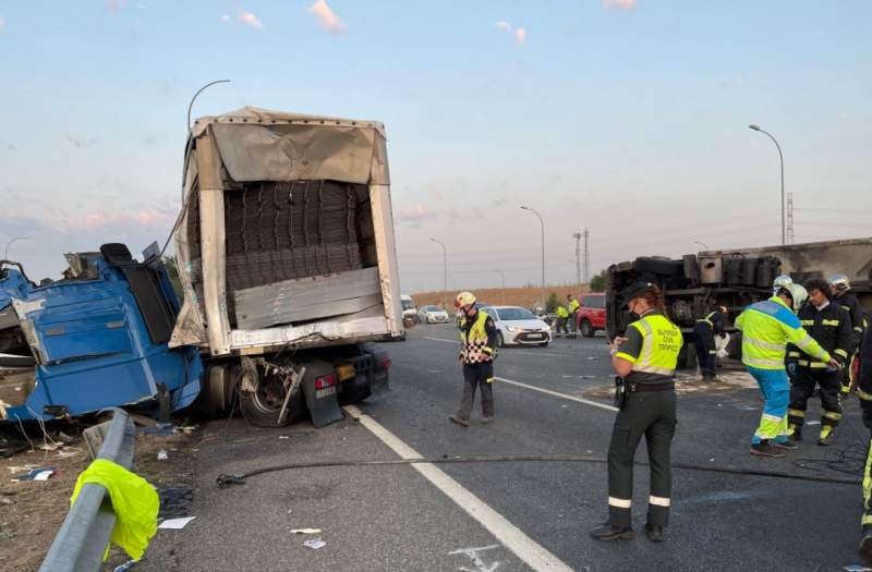 Monumental traffic jam in Madrid after two trucks collide on the M-50