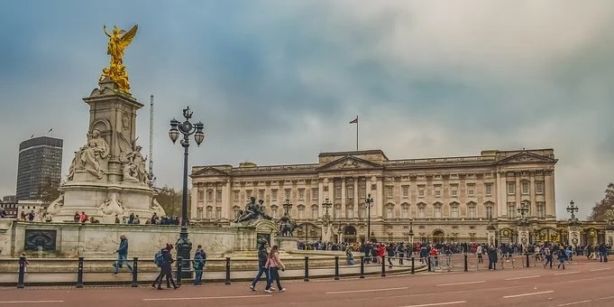 Buckingham Palace gardens to open for picnics