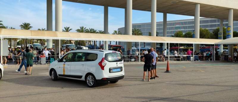 Taxi drivers confront pirate taxis at Palma Mallorca Airport