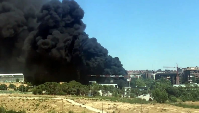 Huge fire breaks out in new Madrid shopping centre construction site