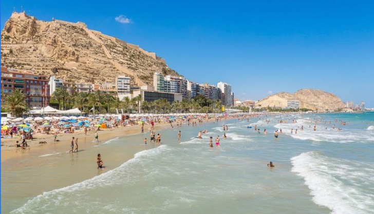 Alicante town hall increases beach cleaning ready for the arrival of tourists