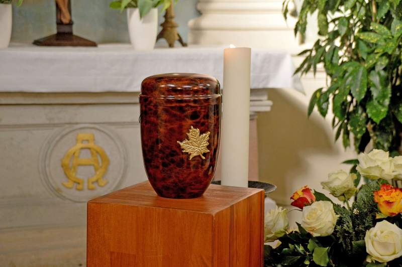 What are you choices for an urn to contain ashes?