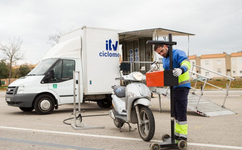 Mobile ITV unit for mopeds returns to Nerja