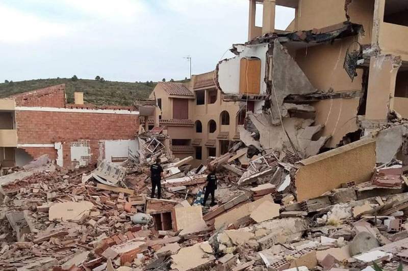 Building collapse in Valencia Spain leaves two people trapped