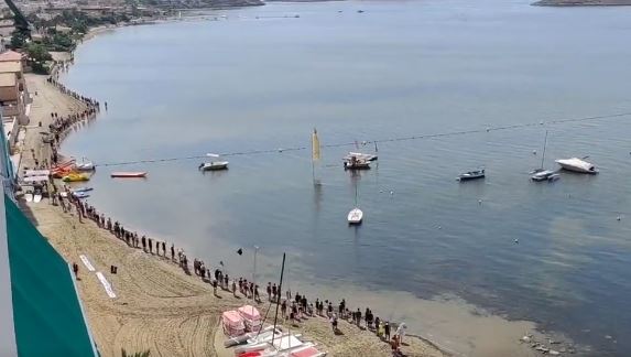 Thousands give a symbolic hug to the Mar Menor