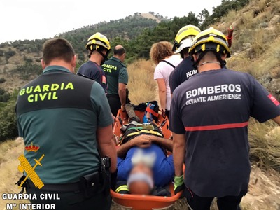 Guardia Civil to the rescue of injured hiker in Almeria