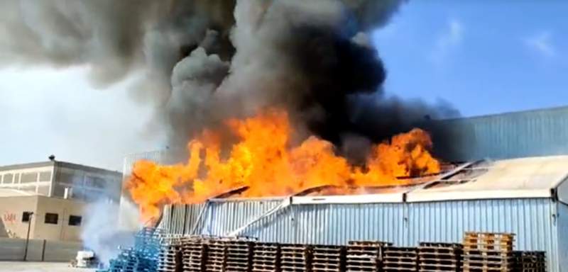 Firefighters battle oil drum blaze on Guadalhorce industrial estate Malaga