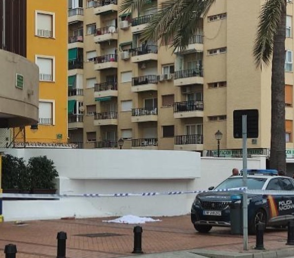 Police Fuengiroa lifeless bodydy of a person on the Paseo Maritimo