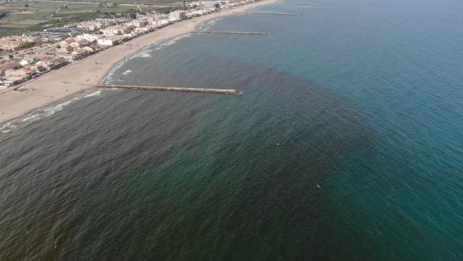 Valencian beaches closed due to 'dangerous substance'