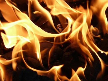Blaze hits six vehicles and five homes in Velez-Malaga