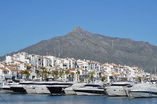 Marbella firefighters and police to the rescue in an unusual incident