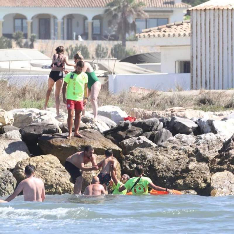 70-year-old man revived after being found him floating face down on a Dénia beach