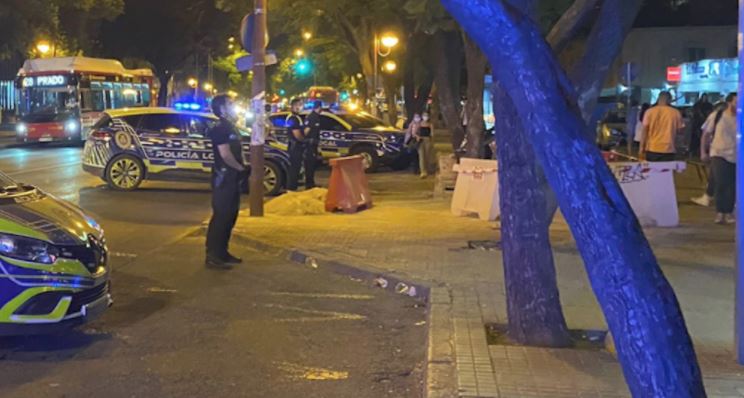 Police intervene as hundreds of people caught drinking in front of the University of Seville