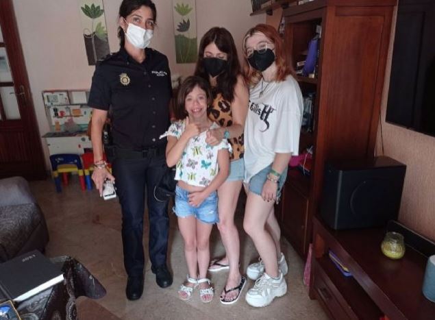 National Police congratulate girl with Williams Syndrome for Anti-covid work