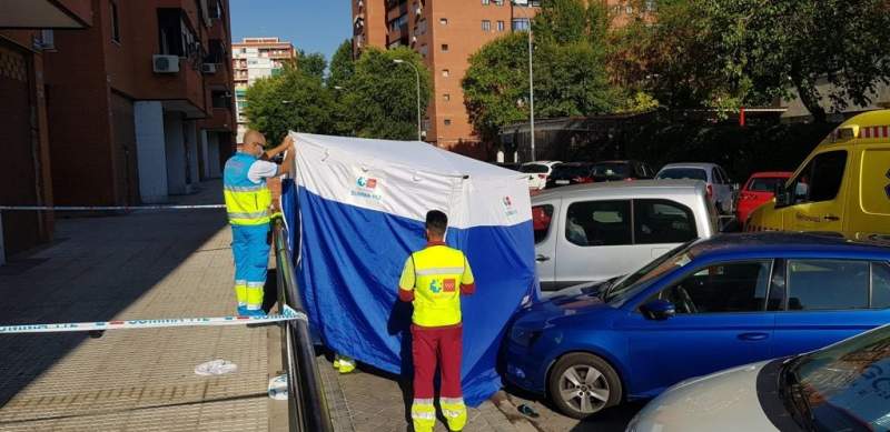 Tragedy as woman falls from fifth floor while cleaning the windows in Madrid