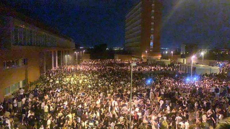 Over 25,000 University students from Madrid gather in the city for a 'botellón'