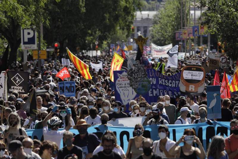 Thousands line the streets of Barcelona over El Prat airport expansion
