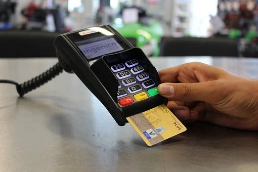 Can an establishment refuse to charge you by card?