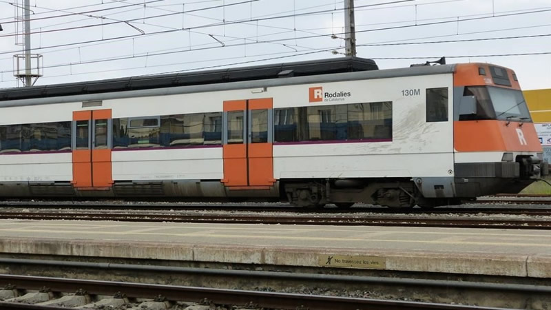 Cercancias train derails entering Barcelona's El Prat station