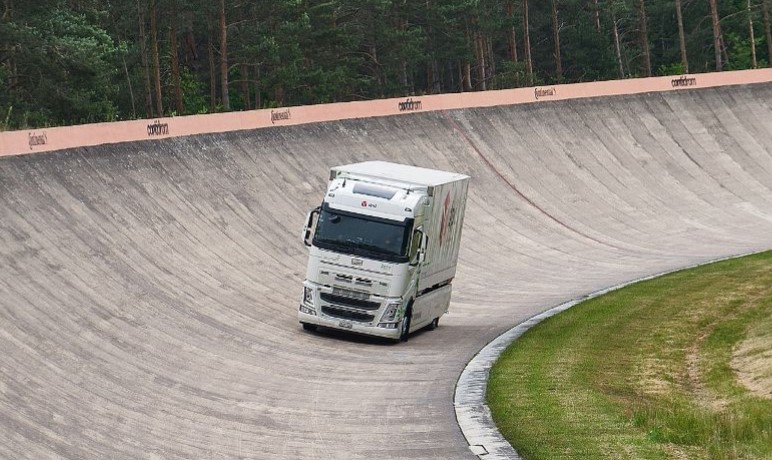 An electric lorry has broken the Guinness World Record for distance travelled