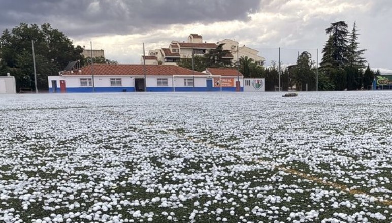 Antequera experiences a massive hailstone storm