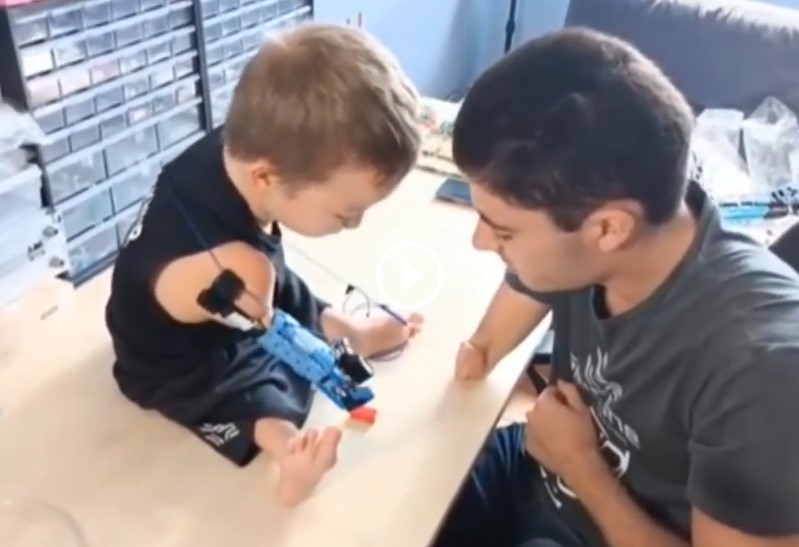 Spaniard known as 'Hand Solo' creates a Lego prosthesis for a disabled boy