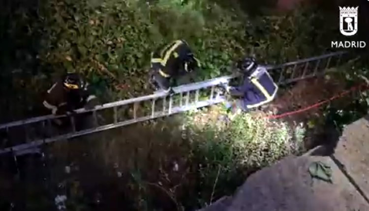 Madrid emergency services in complicated rescue of girl from eight-metre deep well