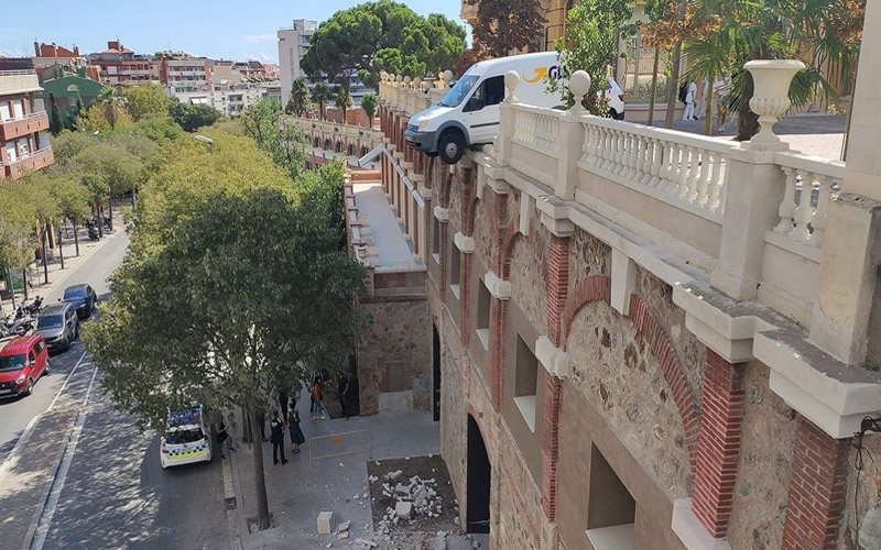 Spectacular accident in Barcelona leaves a vehicle hanging from a bridge