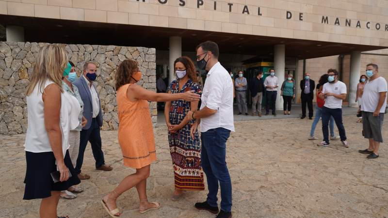 President Armengol was welcomed to the hospital