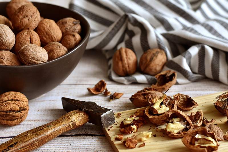 walnuts daily lowered 'bad' cholesterol and may reduce cardiovascular disease risk