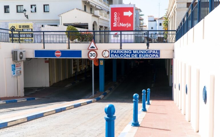 Balcon de Europa parking surveillance boosted in Spain’s Nerja. The Nerja Town Hall is boosting the surveillance at the Balcon de Europa car park. The town hall is taking on new people for the job. Nerja Town Hall is reinforcing the surveillance service at the Municipal Car Park. The Town Hall is set to hire three new workers. The proposal to increase the surveillance was presented by the Department of Human Resources. The proposal was approved during the meeting of the Governing Board. The meeting was held on Monday, October 25. The councillor in charge of the area, Ángela Díaz announced the increase in surveillance. Díaz explained: "the hiring is being carried out through the current Employment Exchange, and in response to the needs raised by the manager of the municipal car park". The Councillor for Municipal Services, Gema García, commented: "it is essential to reinforce the staff with these new security guards at the Balcón de Europa Municipal Car Park, as we are currently facing a high level of tourist occupation in the municipality. In this way we guarantee that a quality service will continue to be offered to our residents and visitors".