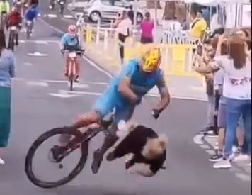 Brutal spectator crash at El Hierro cycle race