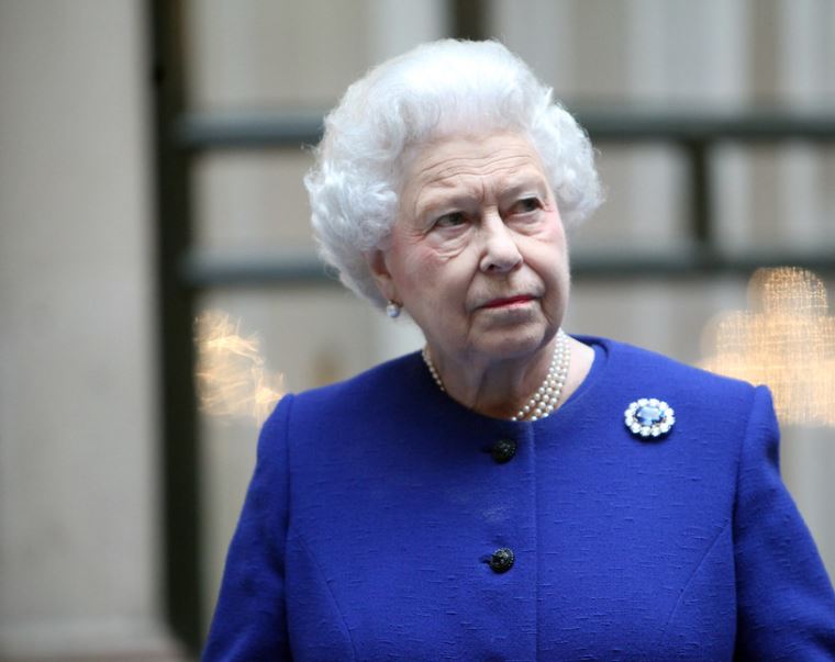 Queen ‘should abdicate and move over’
