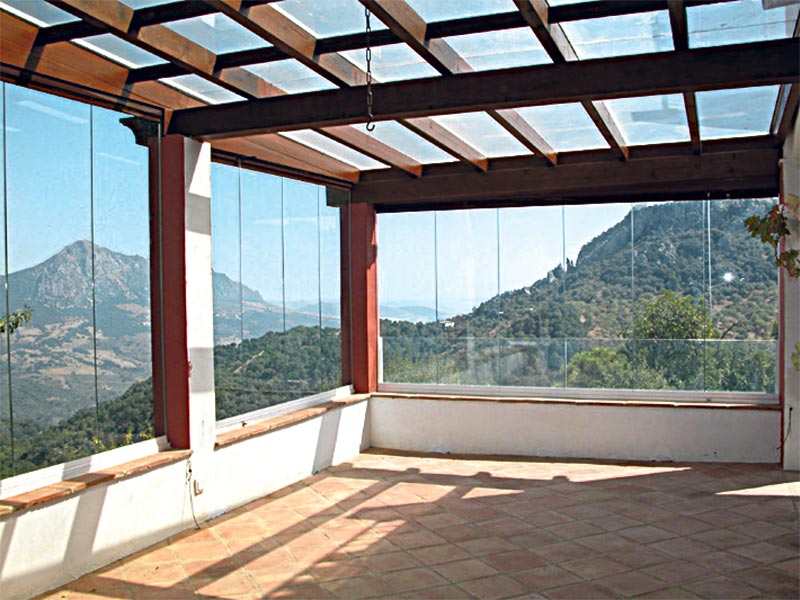 GLASS CURTAINS: Frameless views all year round.