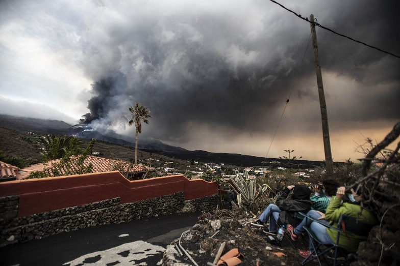 La Palma residents annoyed by Tourists flocking to see erupting volcano