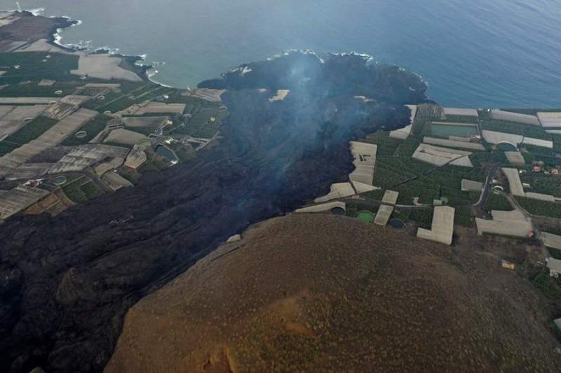 Scientists in La Palma call for calm over possible lava delta collapse