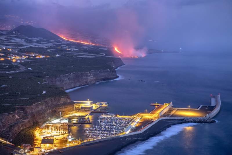 La Palma volcano lava starts to emit deadly toxic gas as it enters the sea