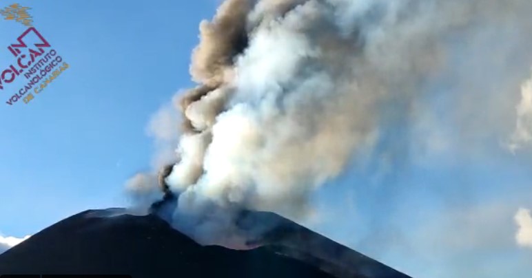 La Gomera president suggests bombing Cumbre Vieja volcano