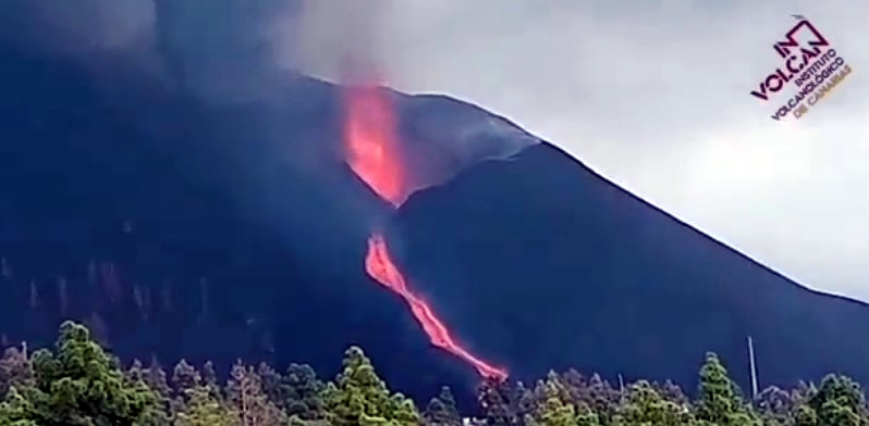 La Palma volcano has a new mouth emitting ash and pyroclasts