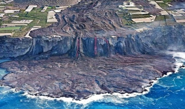 La Palma lava stream reaches a new part of the ocean