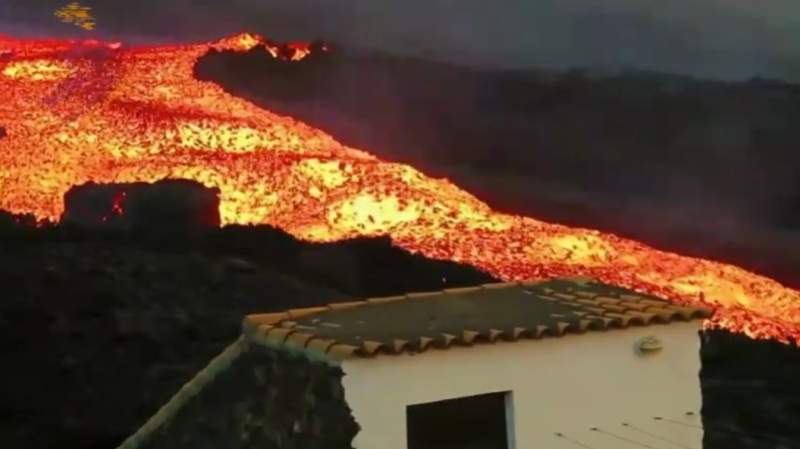 La Palma lava stream forces more residents to evacuate