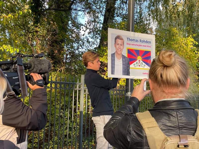 Thomas Rohden puts up new posters outside the Chinee Embassy