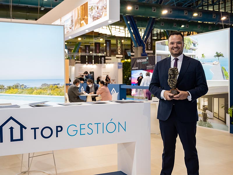 Oscar Presa, Managing Director of Top Gestión with the award for Business Recognition in the Real Estate Sector in Malaga.