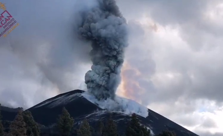 Toxic gases in danger zone around La Palma volcano could kill a person in minutes