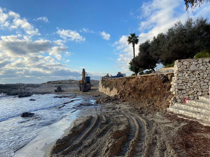 Camouflage removed from damaged wall on Moraira's L'Ampolla beach