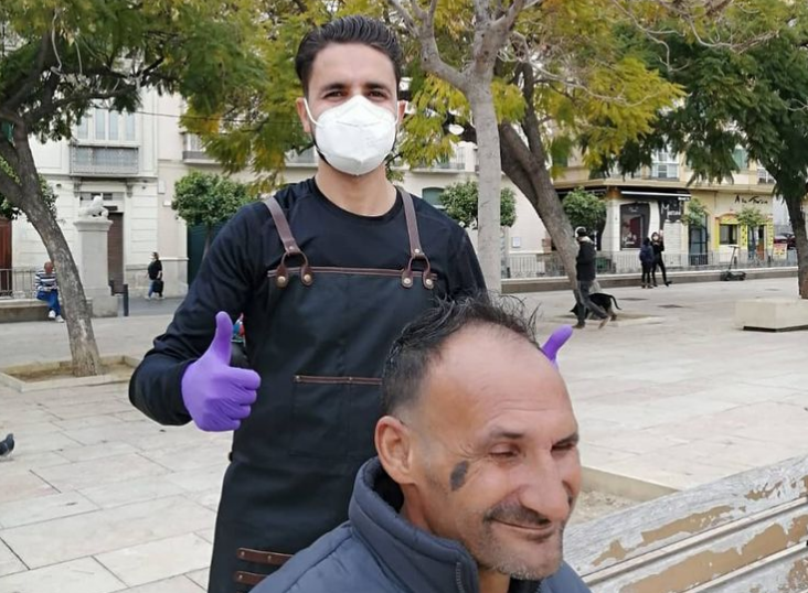 The hairdresser helping the homeless of Malaga