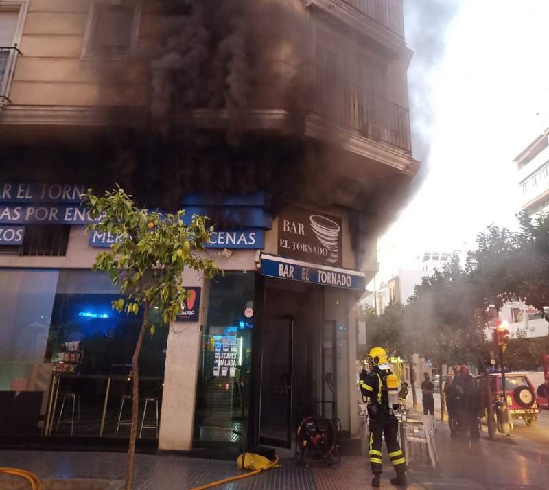 Flames engulf popular breakfast bar in Cristo de la Epidemia, Malaga