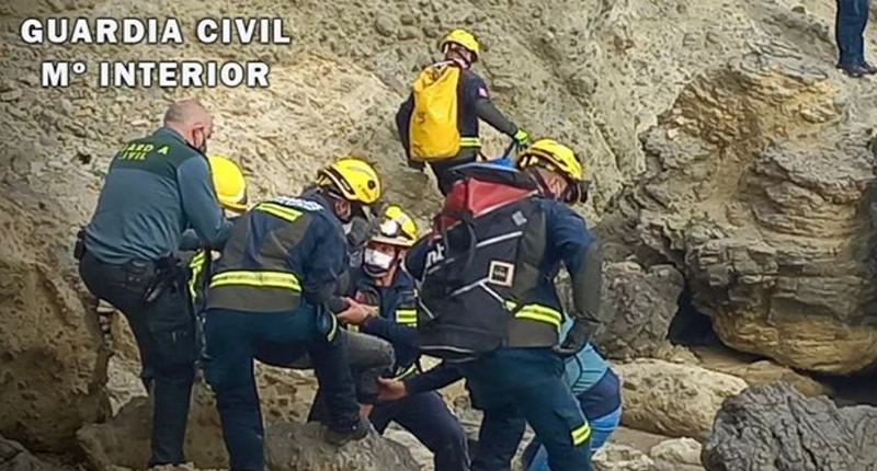 Guardia Civil rescue an injured young boy in the Carboneras cliffs area