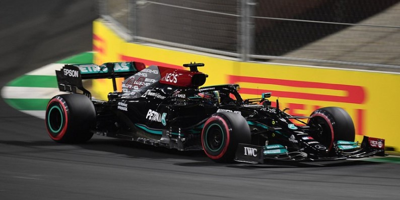 Hamilton claims Saudi GP pole as Verstappen crashes out