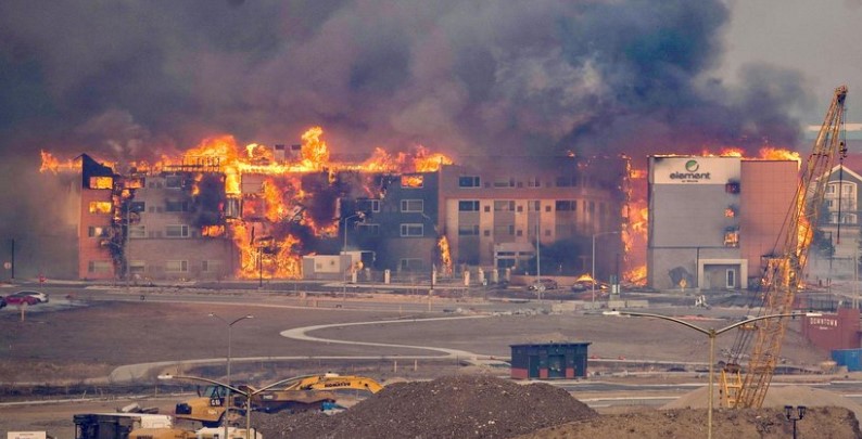 Colorado wildfires destroy hundreds of buildings, with 1000s evacuated